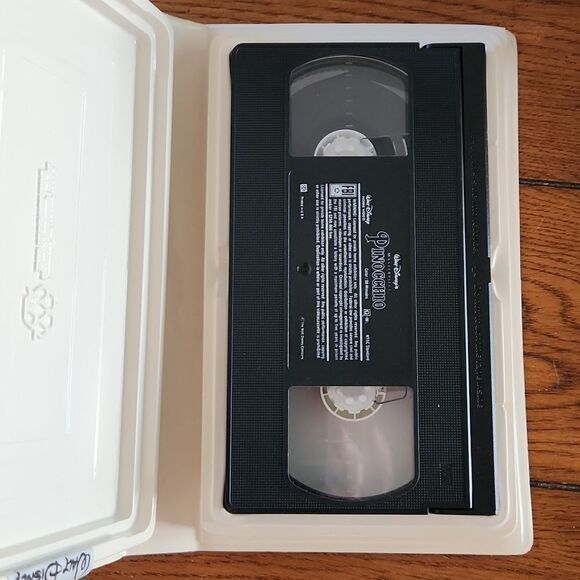 Walt Disney's Masterpiece Pinocchio Family Home Entertainment VHS tape - Picture 3 of 3